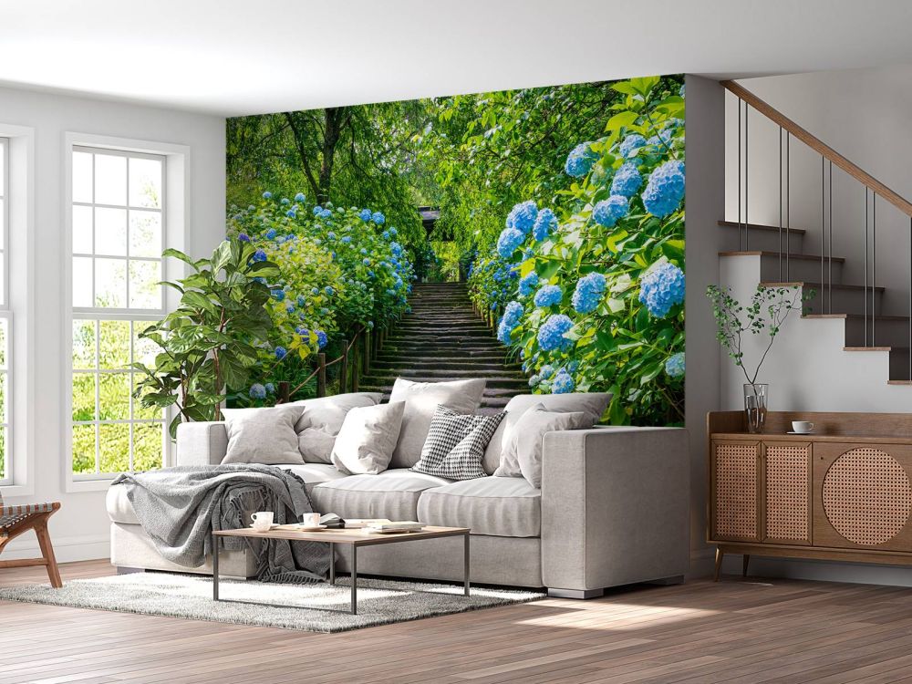 Trap tussen hortensia's