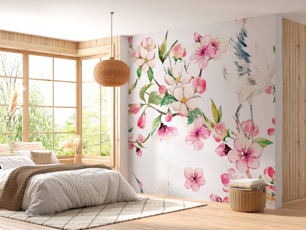Geverfde kraanvogels bij bloemen
