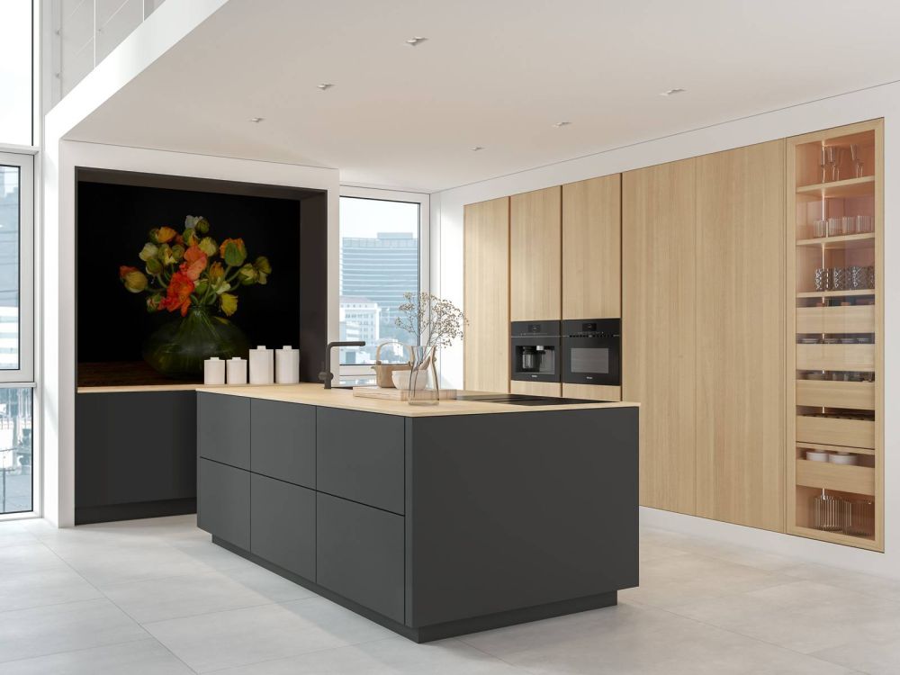 Schilderachtige vaas met bloemen