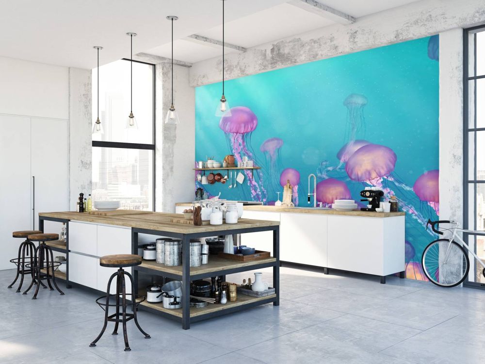 Roze kwallen in blauwe zee