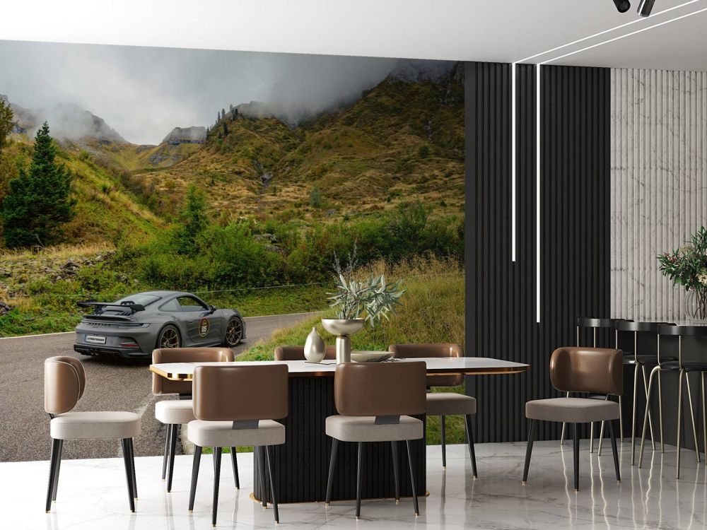 Sportwagen door bergmist