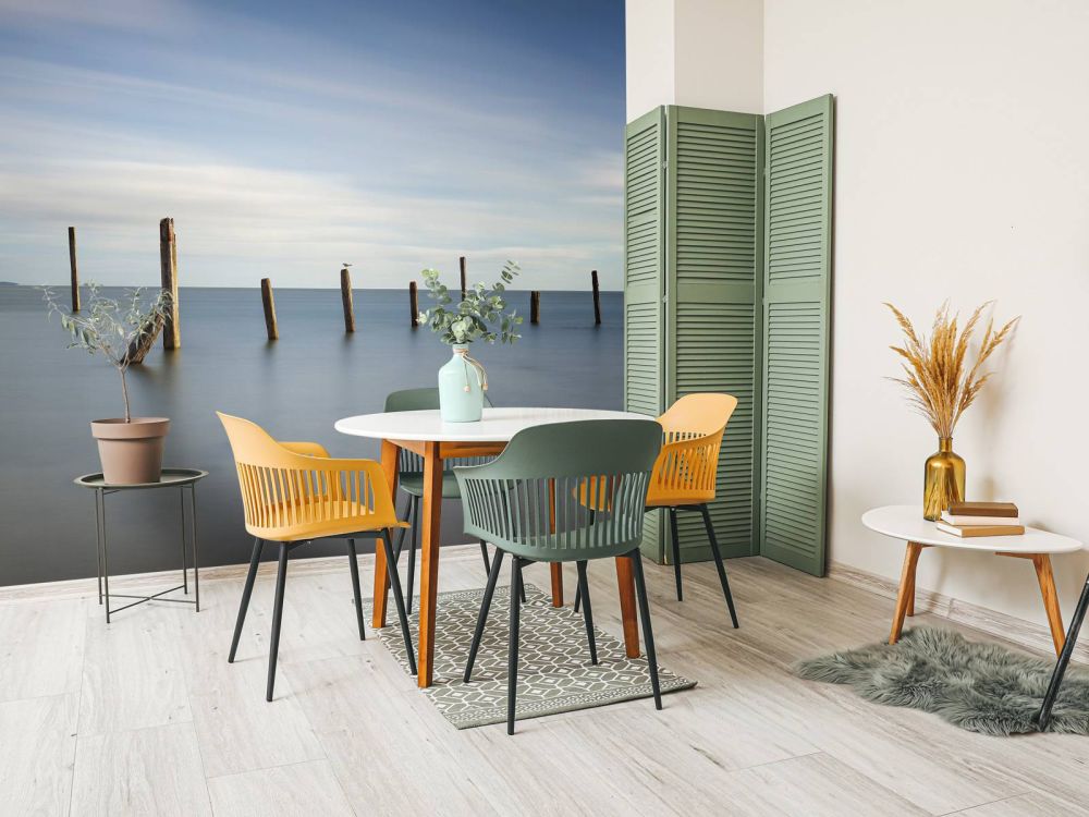 Oude houten palen in zee