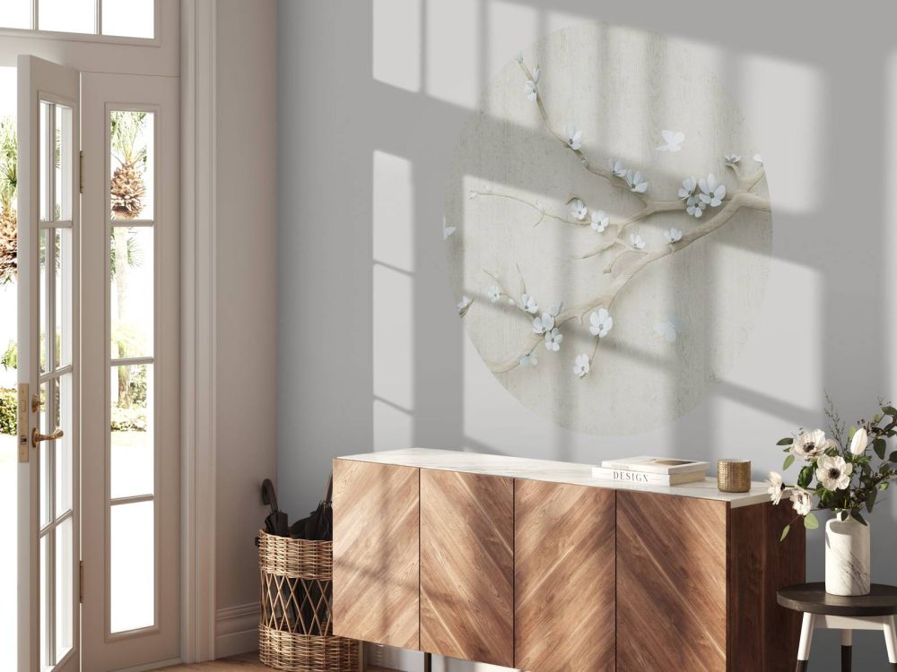 Tak met witte bloemen op houten achtergrond