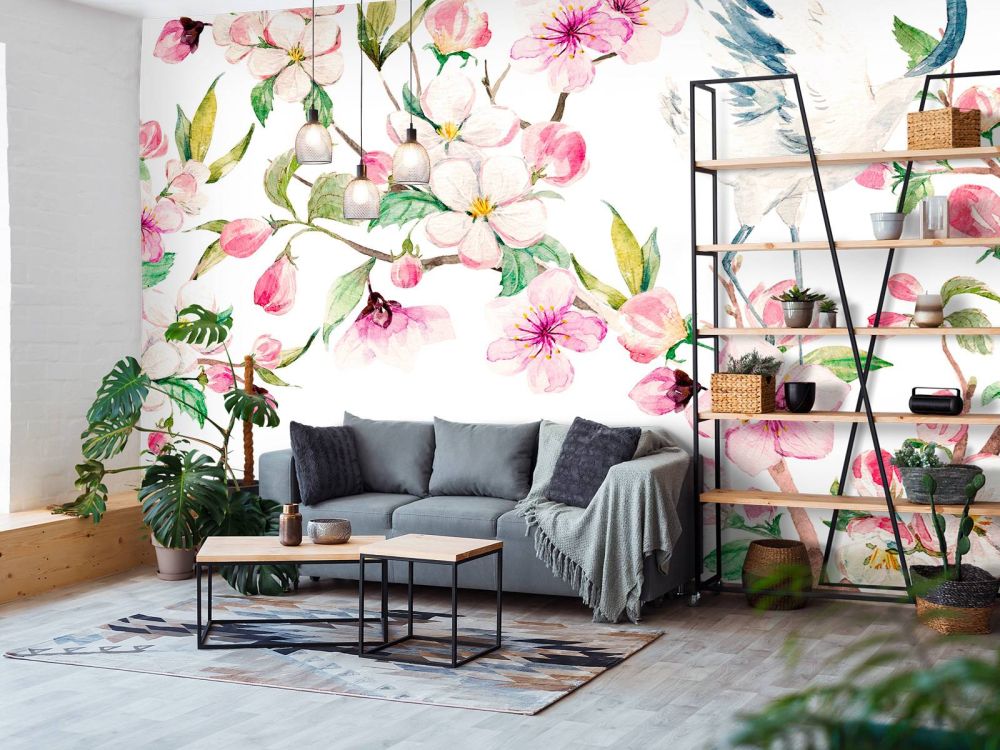 Geverfde kraanvogels bij bloemen