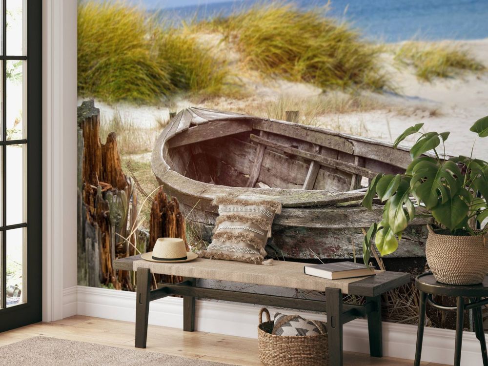 Oude vissersboot, meeuwen, strand en zee