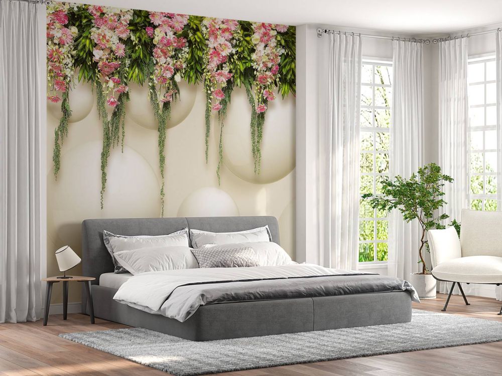 Hangende roze bloemen over 3D muur