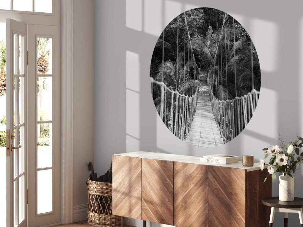 Houten brug tussen de palmbomen