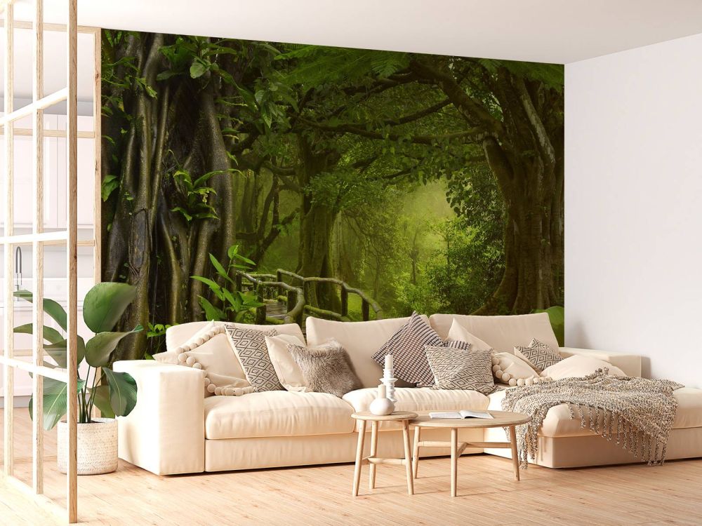 Houten brug door een groene jungle