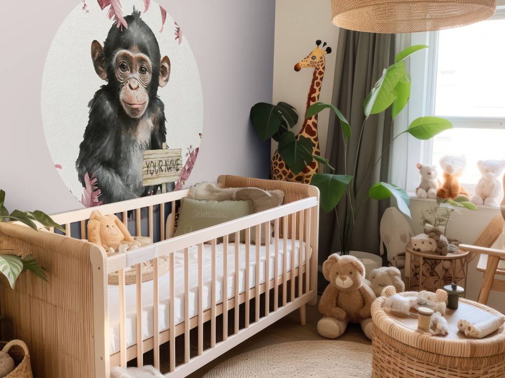 Baby chimpansee in de jungle roze
