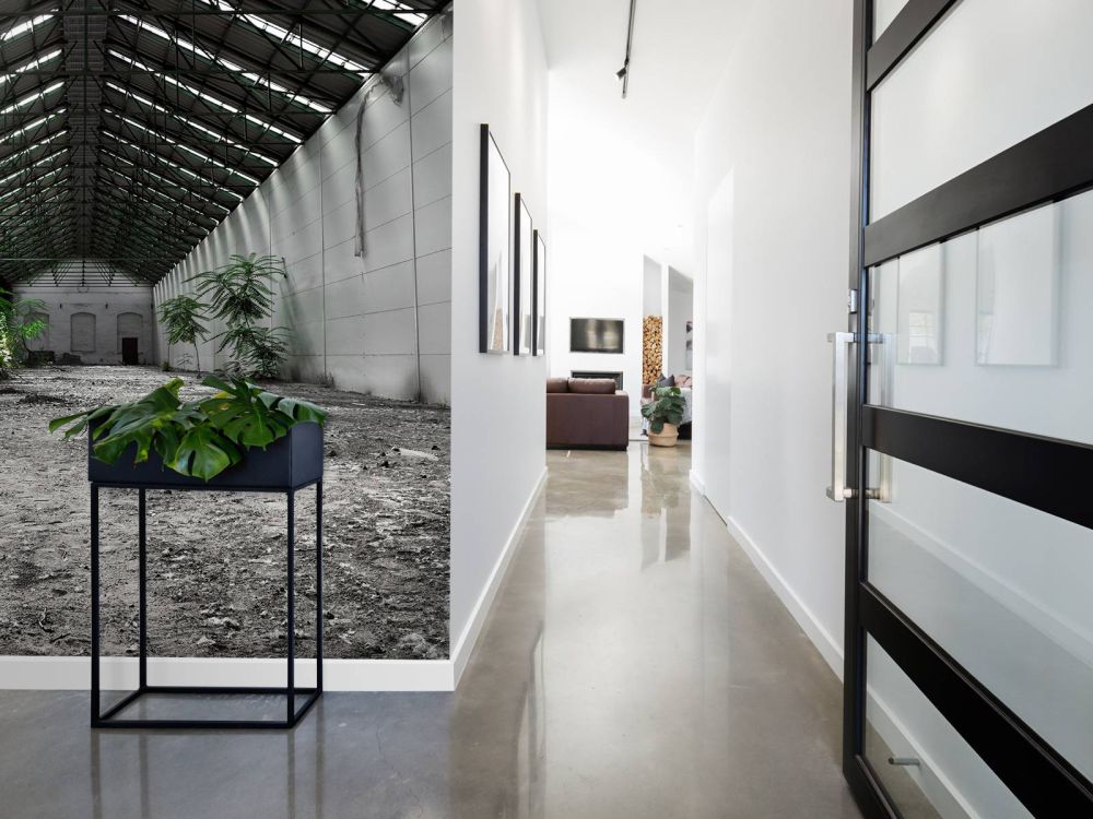 Industriële hal met planten