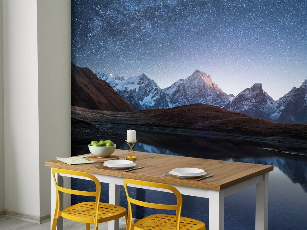 Bergen met sneeuw bij nacht