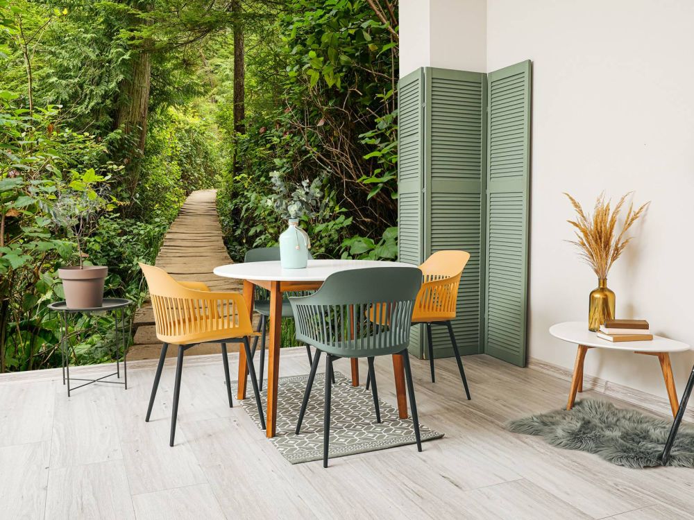 Houten pad door het groen
