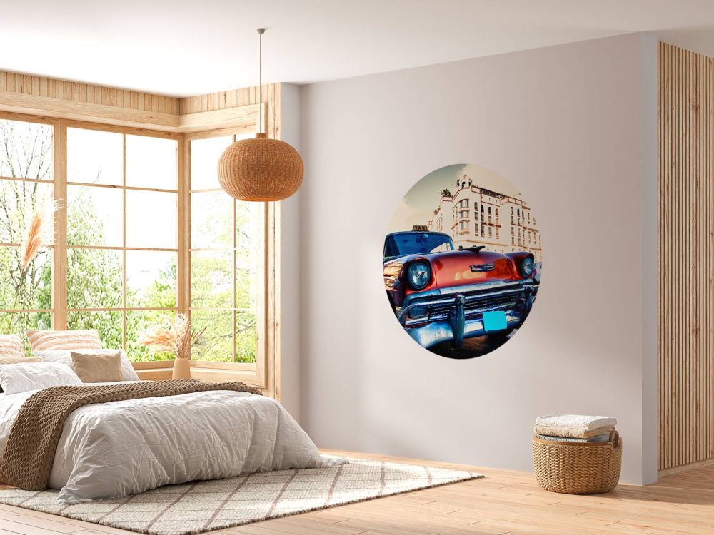 Behang met een rode klassieke auto