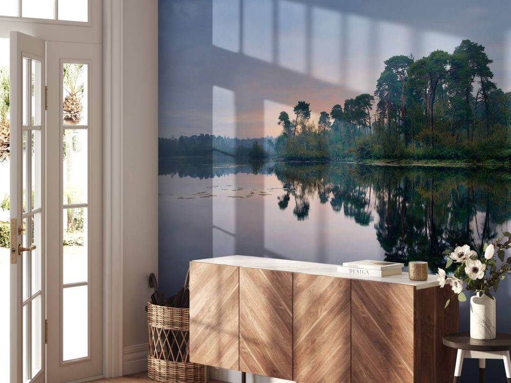 Weerspiegeling in bossen bij zonsopkomst