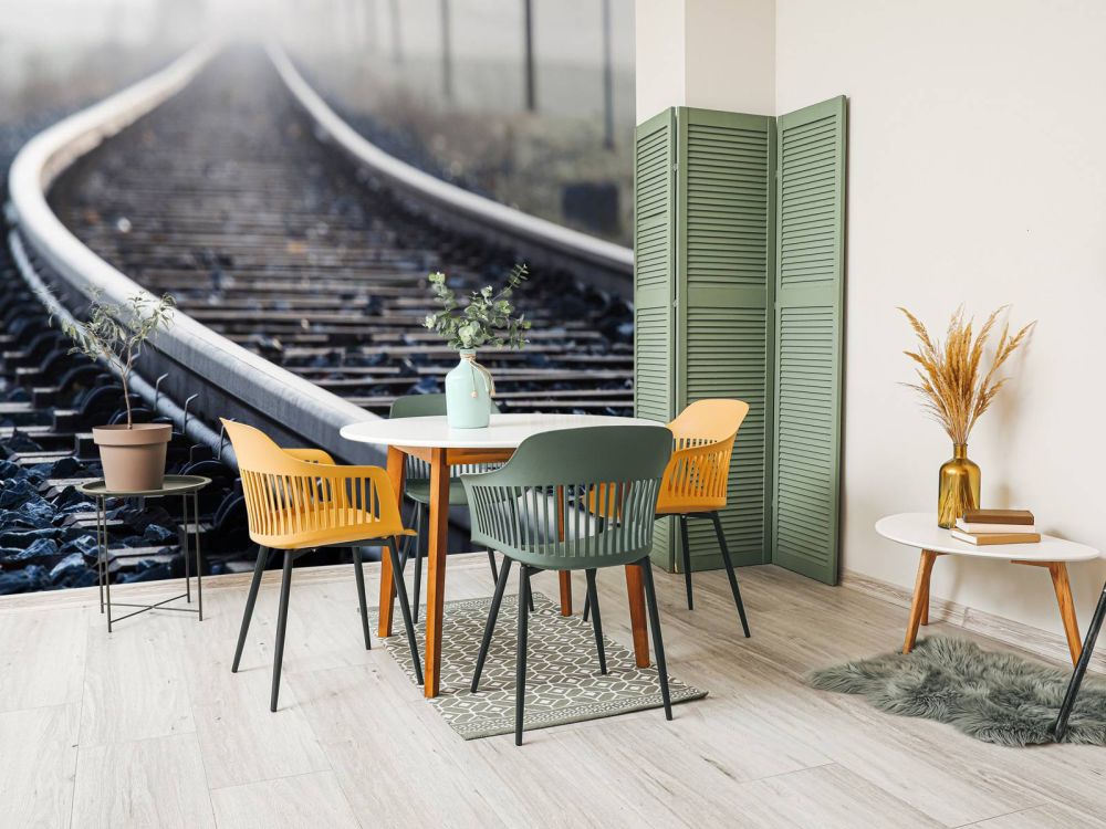 Treinspoor in de ochtendnevel