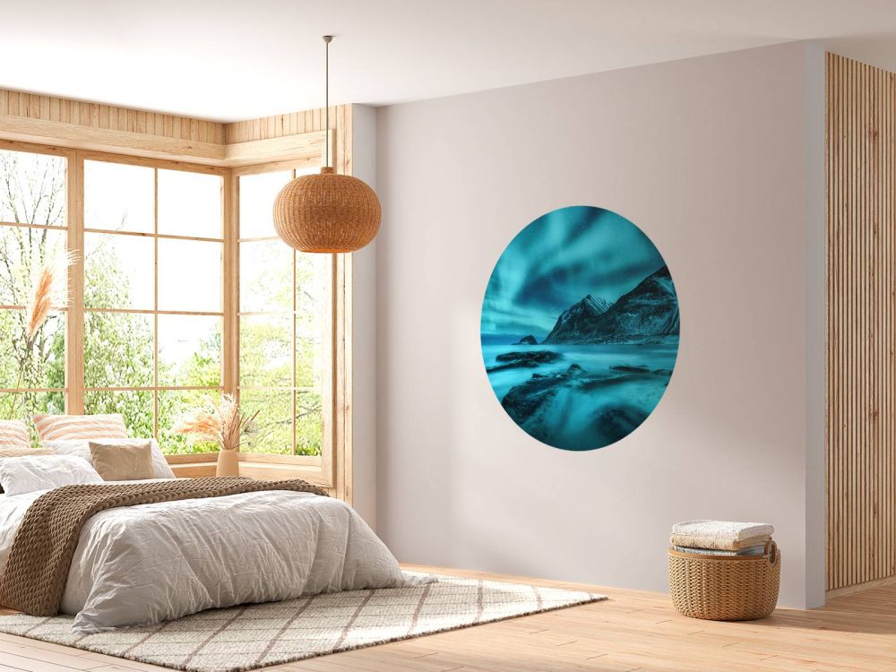 Blauw noorderlicht met bergen
