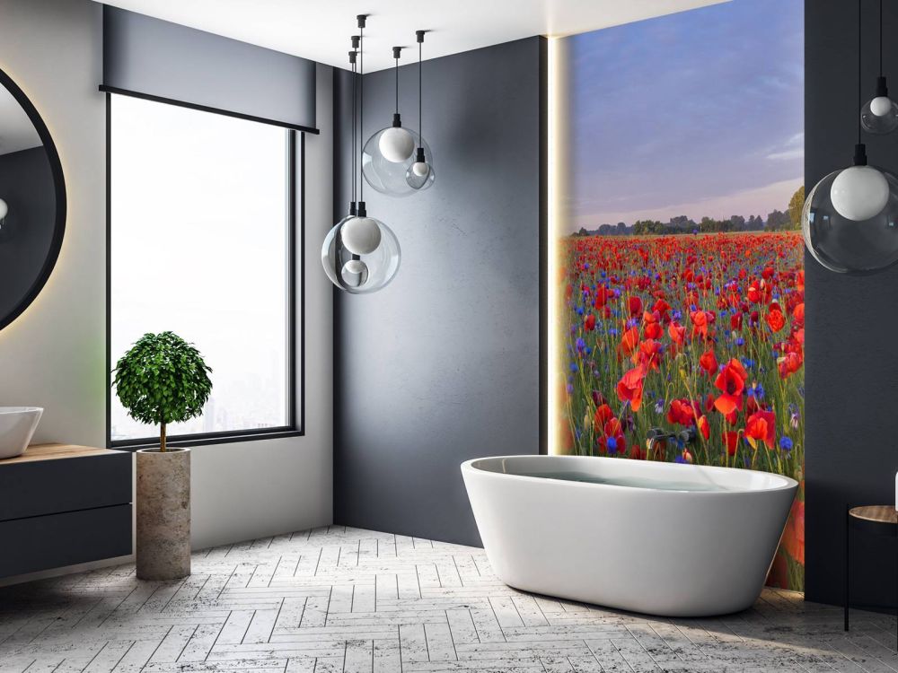 Blauwe bloemen en rode Klaprozen