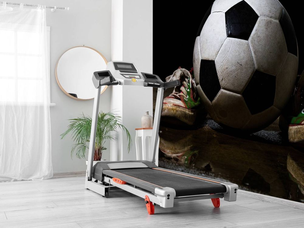Voetbal tussen twee sneakers