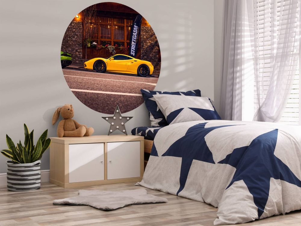 Exclusieve auto's bij houten lodge
