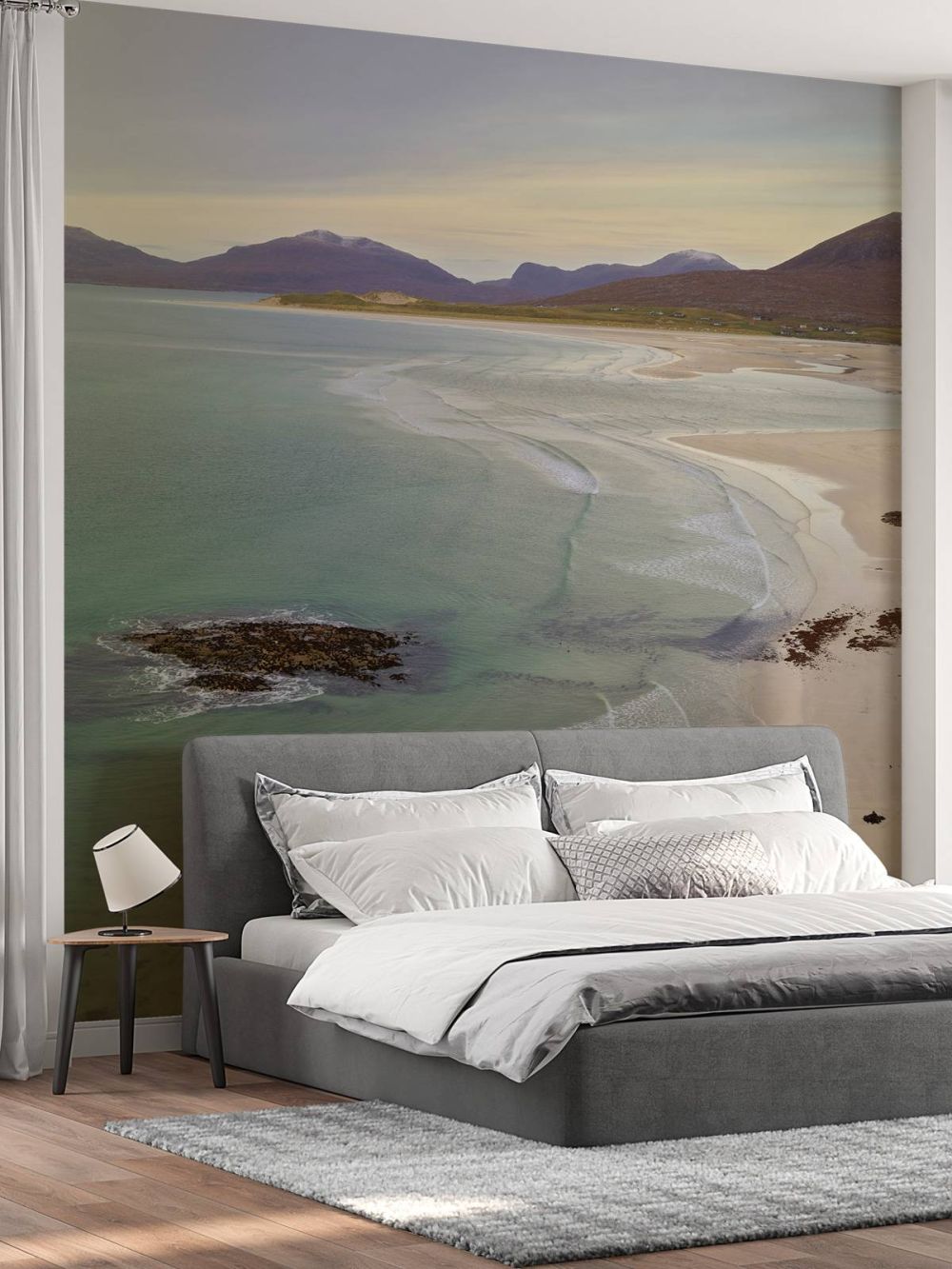 Zee en bergen langs de kust