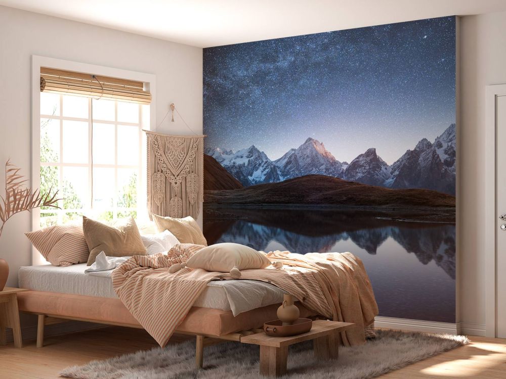 Bergen met sneeuw bij nacht