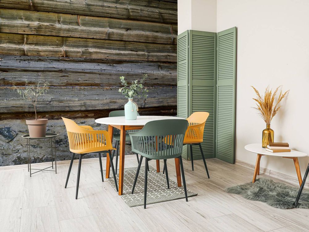 Verweerd hout op stenen muur