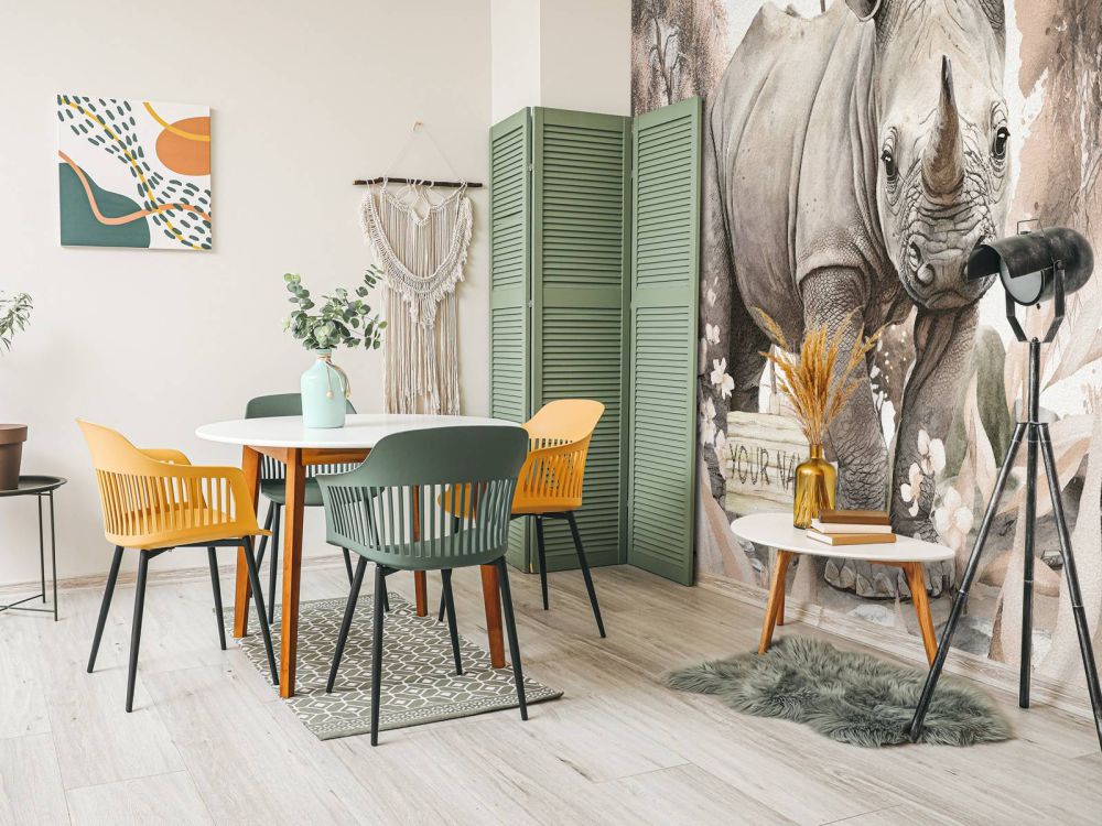 Baby neushoorn op de savanne taupe