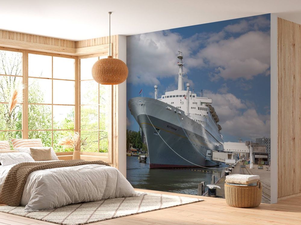 Voormalig stoomschip de SS Rotterdam in kleur 