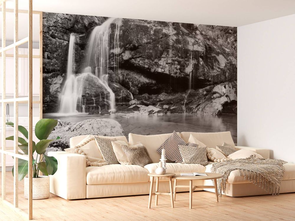 Waterval over een stenen wand 