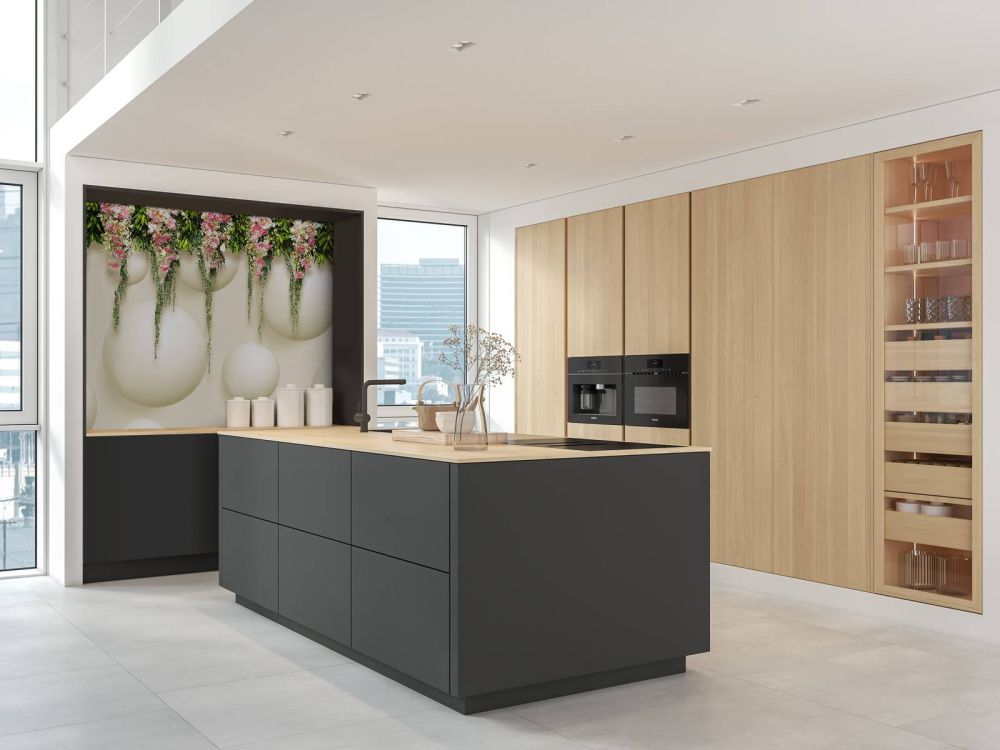 Hangende roze bloemen over 3D muur