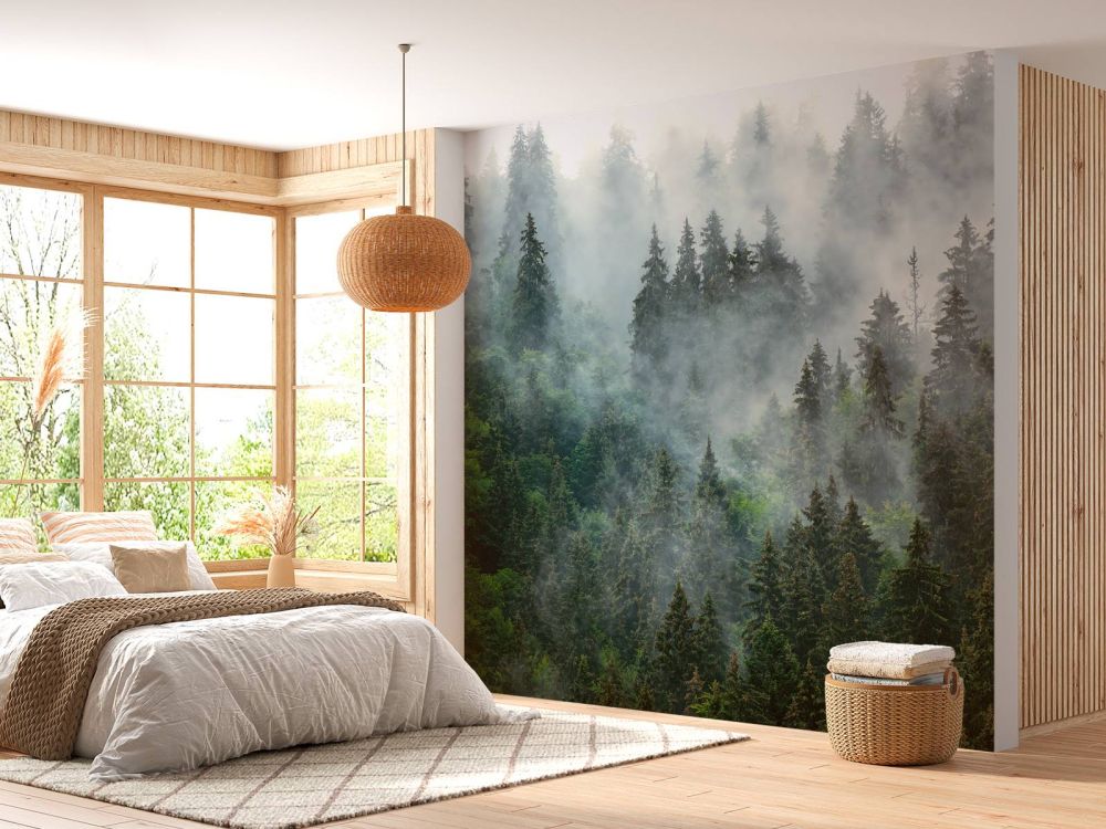 Mistig landschap met groene bomen