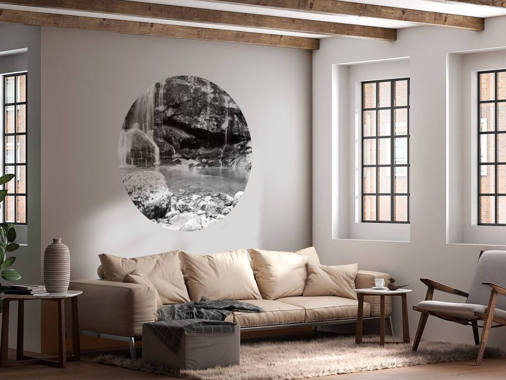 Waterval over een stenen wand 
