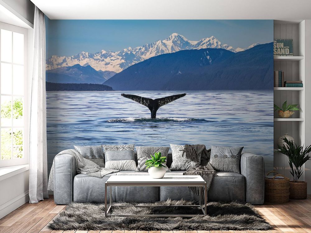Duikende walvis met bergen op de achtergrond