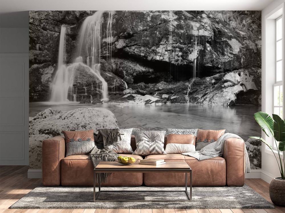 Waterval over een stenen wand 