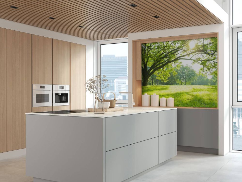 Prachtige boom met groen gras