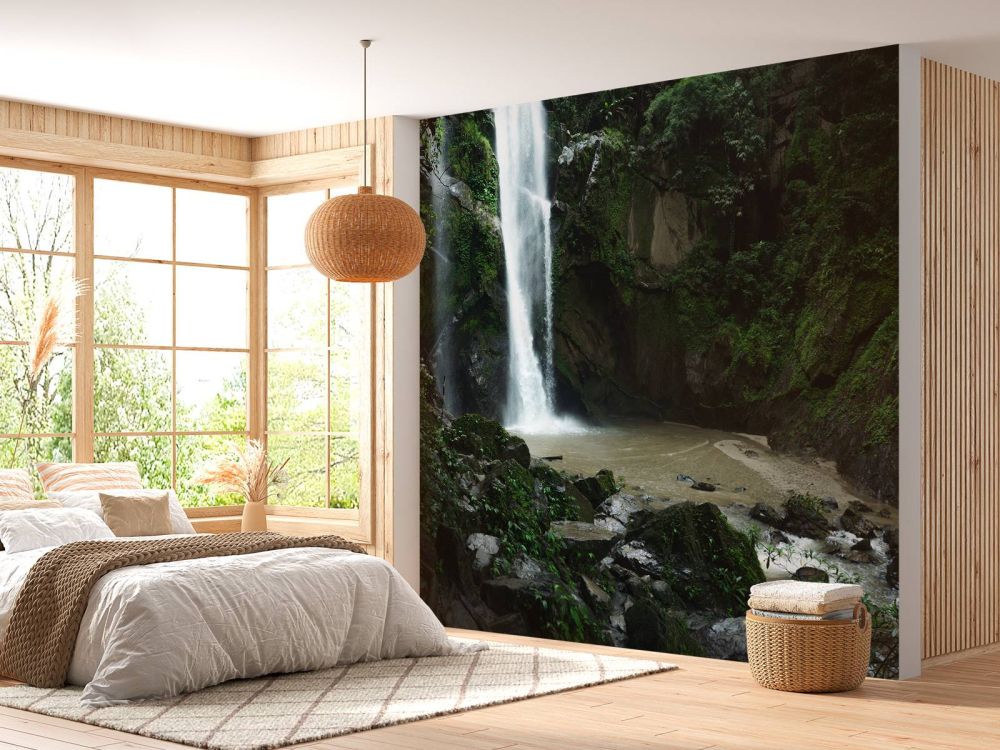 Waterval in diep bos