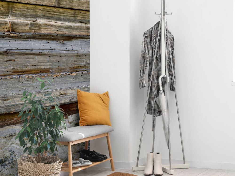 Verweerd hout op stenen muur