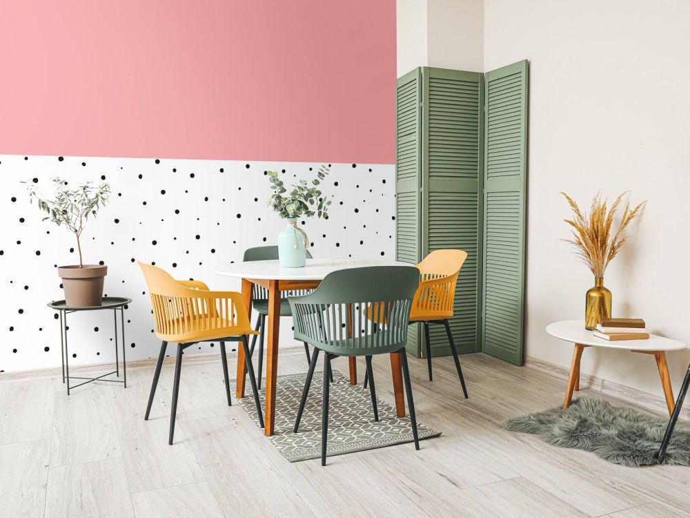 Roze en witte vlakken met zwarte stipjes