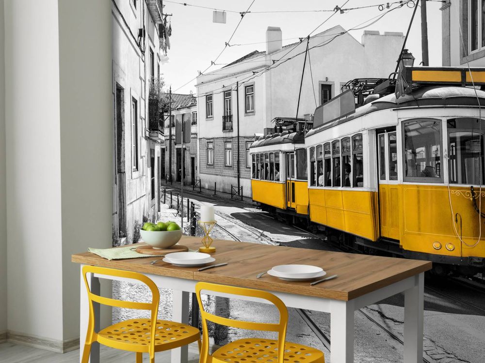 Gele tram in een zwart-wit straatje