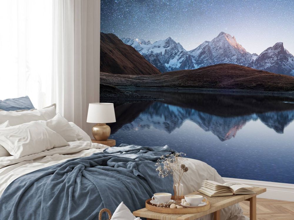 Bergen met sneeuw bij nacht