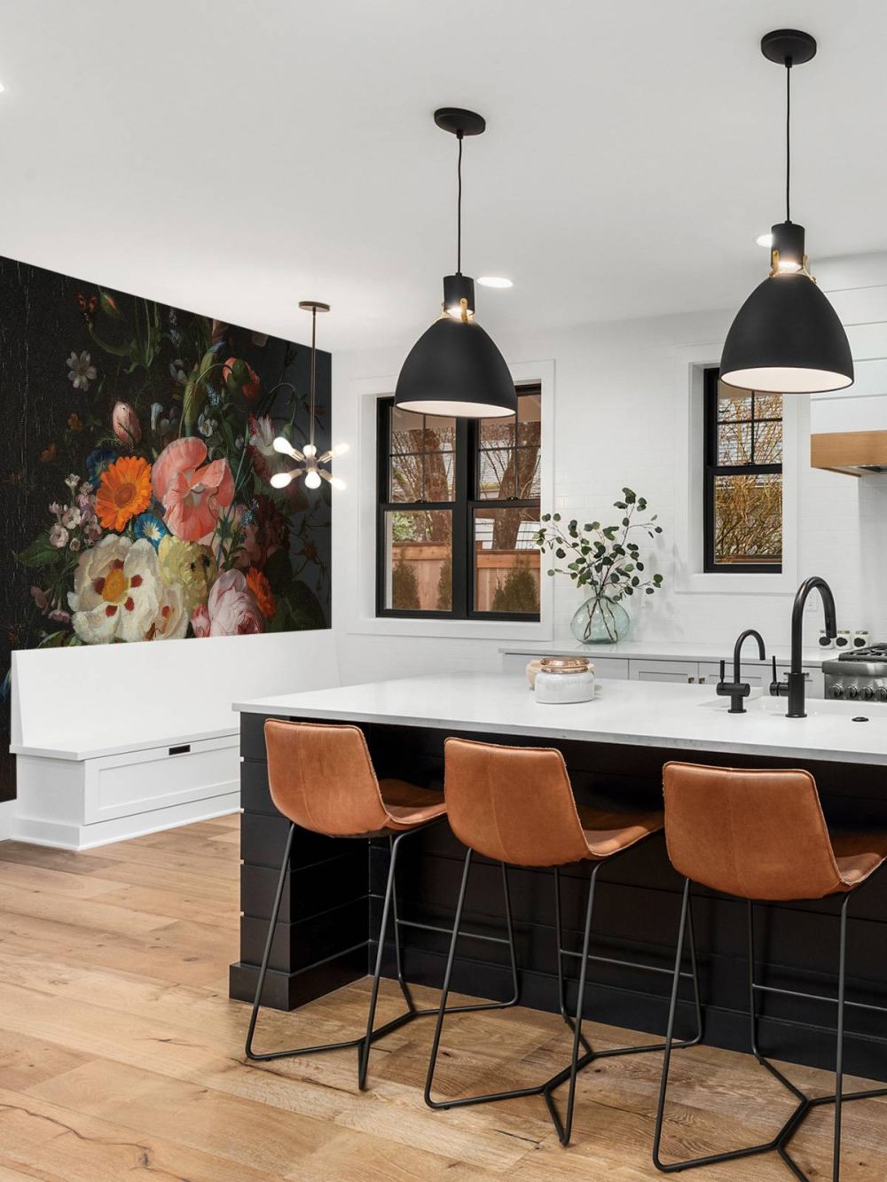 Stilleven met bloemen op een marmeren tafelblad