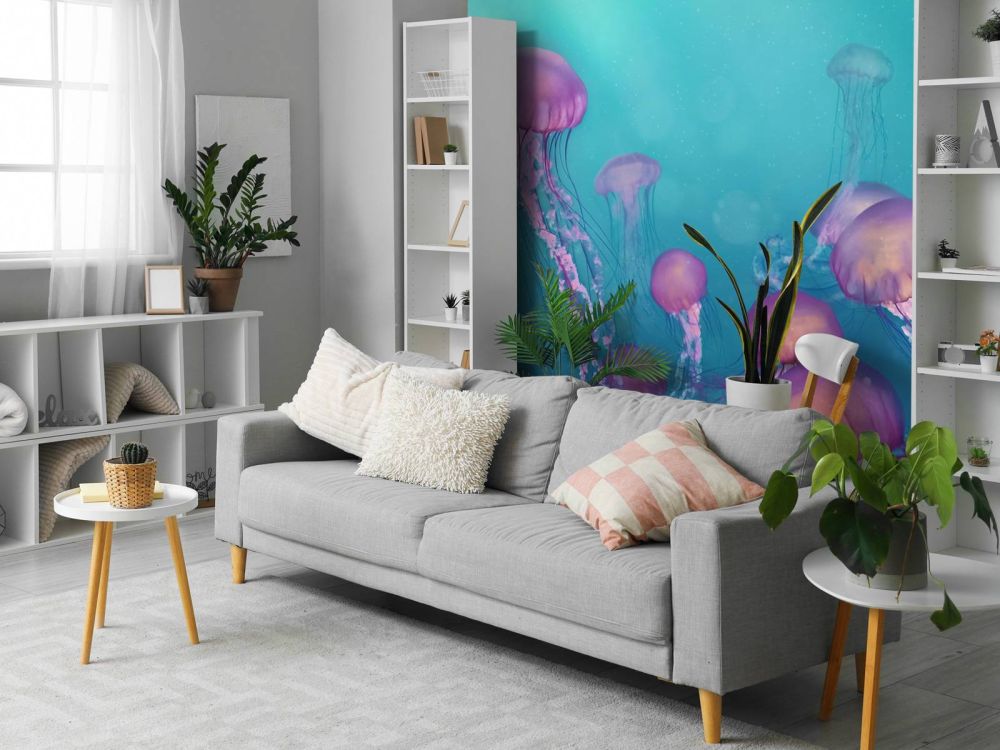 Roze kwallen in blauwe zee
