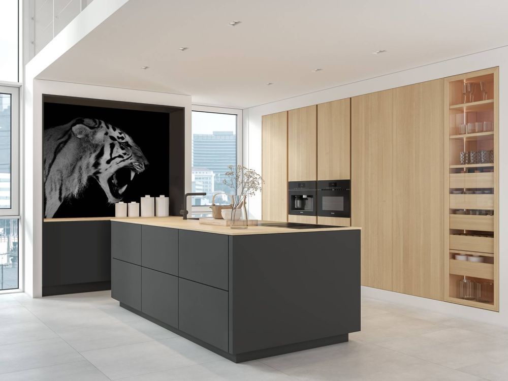 Roaring tiger black