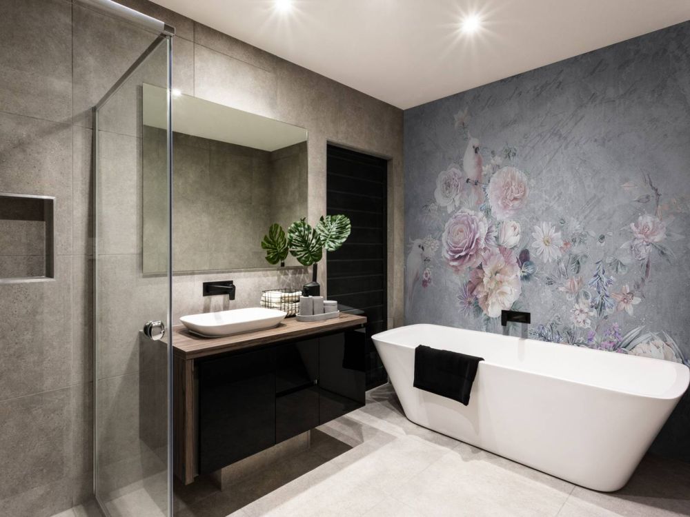 Papegaaien tussen bloemen