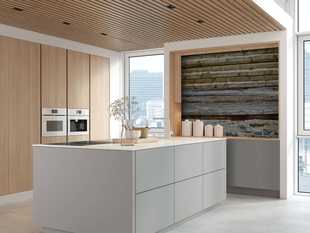 Verweerd hout op stenen muur