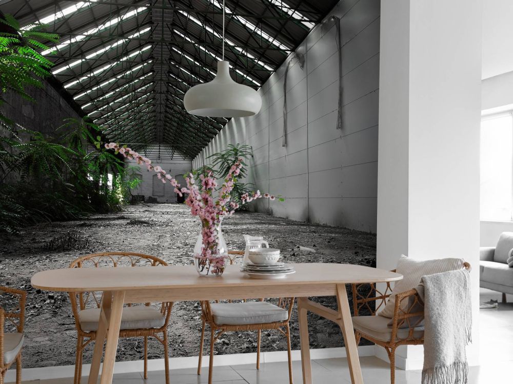 Industriële hal met planten