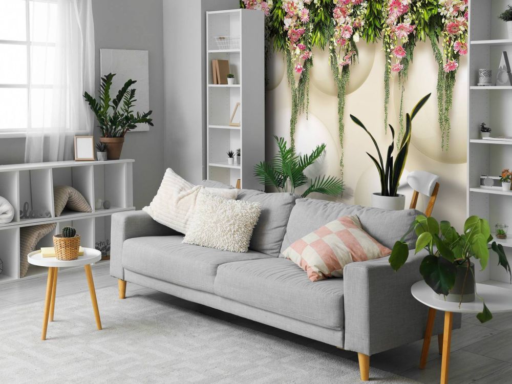 Hangende roze bloemen over 3D muur