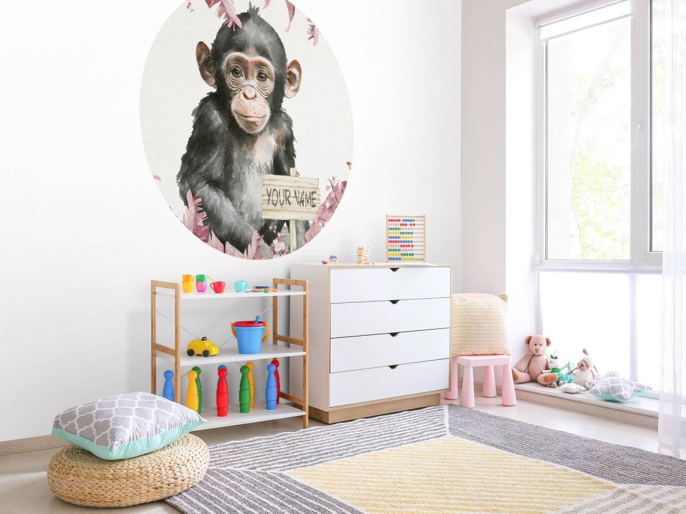 Baby chimpansee in de jungle roze