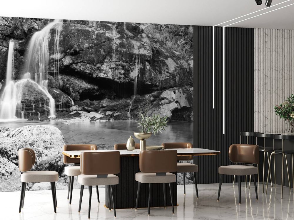 Waterval over een stenen wand 