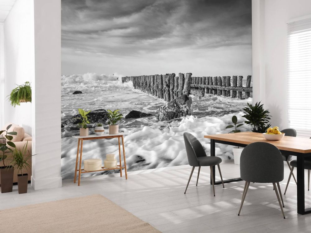 Schuimende zee in zwart-wit